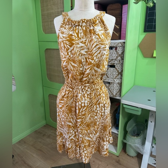 Christian Siriano Dresses & Skirts - Christian Siriano Mustard and White Leaf Print Two Piece Seperates